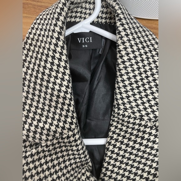At Its Finest Pocketed Houndstooth Blazer
One Button Closure
Size XS - Picture 6 of 12